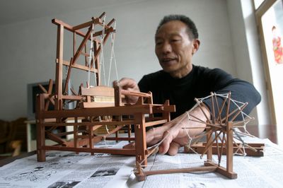 六旬木匠雕琢时光，复原“纺车·织布机·土坯模”微缩乡愁